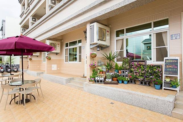 ▲種滿了可愛花卉的院子（圖／大方小正）