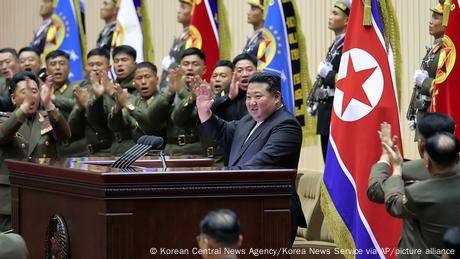 今年十一月中旬，朝鮮領導人金正恩出席軍事會議。（資料圖）