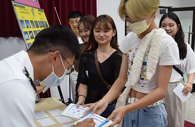 高雄青年一睹海軍大氣海洋局的神秘面貌。（記者許正雄翻攝）