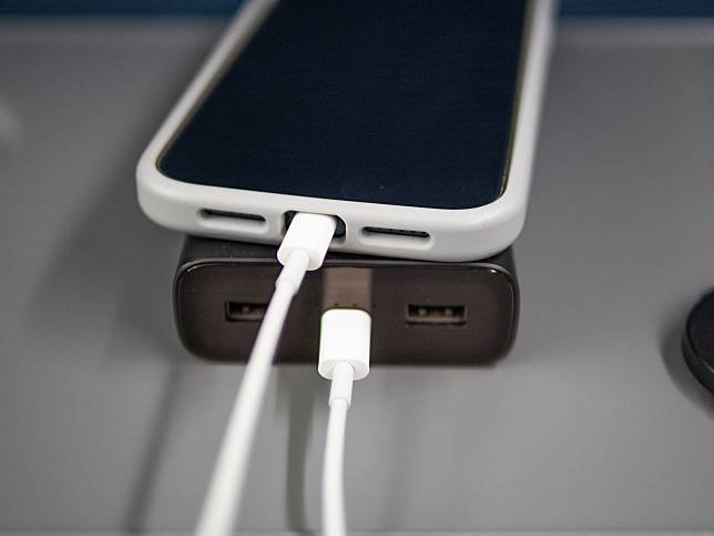 有網友認為手機電池在使用過程中有耗損很正常，呼籲網友不要再在意電池健康度了。（示意圖。圖片來源：Getty Creative）