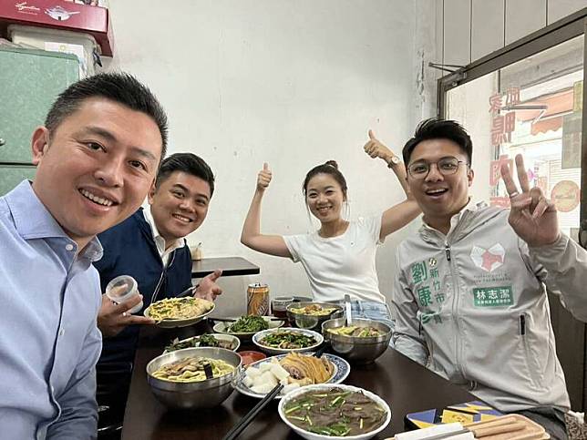 新竹市前市長林智堅(左一)今天PO出熱騰騰的鴨肉麵美食文，放上與三名市議員一起用餐的歡樂照片，稱鴨肉麵是新竹人愛吃的美食之一。(照片取自林智堅臉書)