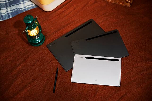 001_lifestyle_galaxytabs8ultra_graphite_galaxytabs8plus_graphite_galaxytabs8_silver.jpg