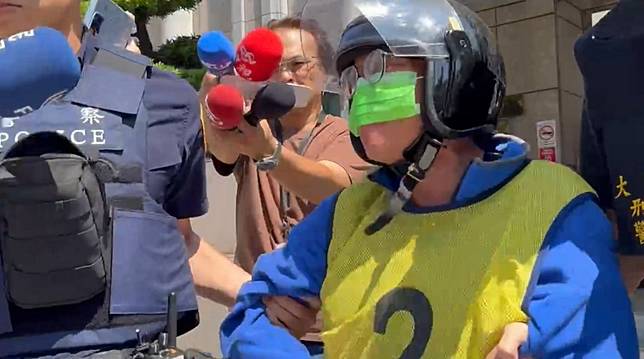 許男稍早遭移送士林地檢署。（翻攝畫面）