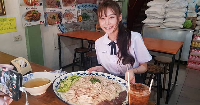 1小時吃3kg巨無霸雞肉飯　台正妹大胃王挑戰成功嚇壞泰國人