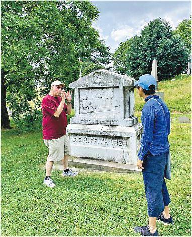 浮雕墓碑——肥Bob叔叔向筆者講述墓碑背後的動人故事。（彭凱恩提供）