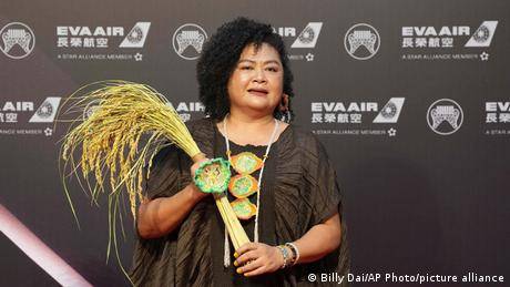 台灣原住民獨立音樂女歌手巴奈（Panai）在金曲獎頒獎儀式上說：「金曲獎35年，但是你們知道嗎？天安門事件也是剛好35年，我們都不要忘記。」