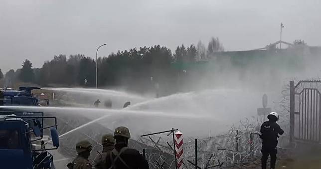 波蘭安全部隊使用水炮等防爆武器阻擋移民入侵邊境。   圖:翻攝自波蘭國防部推特(@Poland_MOD)