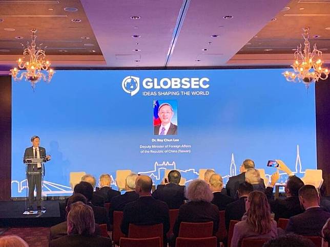 外交部政務次長李淳(左)11月30日應中東歐知名智庫「全球安全論壇」(GLOBSEC)邀請，出席「台灣論壇 」發表演說。(外交部提供)