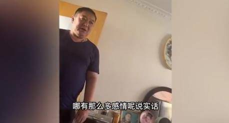 中國河北有一名年輕女子因失戀，狀漢老爸見狀不捨就站在門口安慰她。截自微博