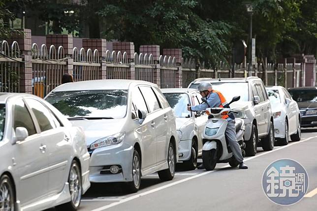 警方提醒駕駛人，路邊停車應該先打方向燈，提醒後方車輛自己的行車動向。（示意圖，本刊資料照）