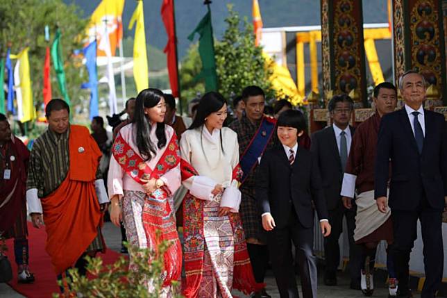 年僅12歲的悠仁（右）抵達不丹，由與兩名公主Dechen Yangzom和Eeuphelma Choden親迎接機。（圖片取自旺楚克國王臉書）
