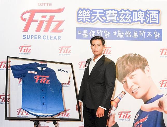 為感謝樂天Fitz對他的支持，王維中特地轉贈簽名球衣。官方提供