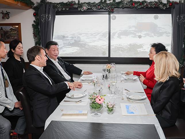 Chinese President Xi Jinping and his wife Peng Liyuan communicate with French President Emmanuel Macron and his wife Brigitte Macron at the Col du Tourmalet in Hautes-Pyrenees Department of France, May 7, 2024. (Xinhua/Yao Dawei)
