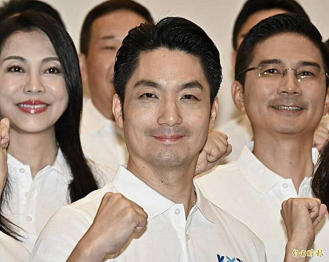 蔣萬安與國民黨台北市議員參選人們合照。(記者塗建榮攝)