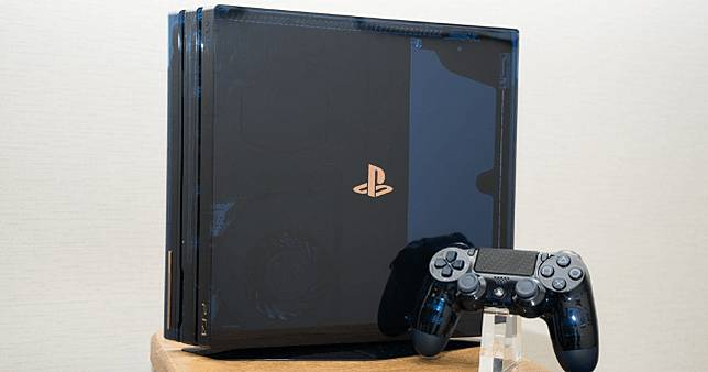 PS4 Pro「五億機」開箱搶先看，深藍半透明絕美撼動人心| 4Gamers | LINE TODAY