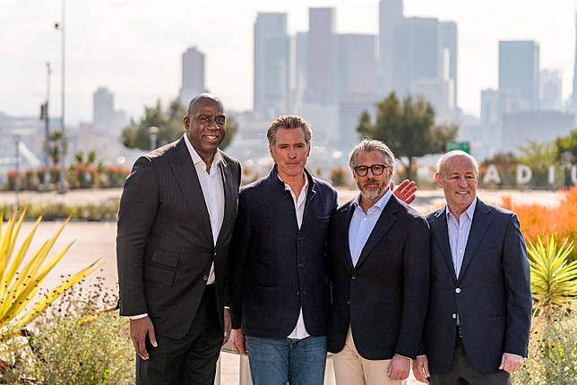 道奇少數股東Magic Johnson（左起）、加州州長Gavin Newson、洛杉磯奧運籌委會主席Casey Wasserman、道奇執行長Stan Kasten。（達志影像資料照）