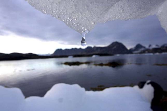 許多人認為冰山水是地球上最乾淨的水，收集冰山水的勞動成本高昂，這是冰山水相當昂貴的其中一個原因（美聯社）