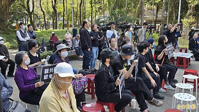 板橋大刪元再辦公民肥皂箱活動，邀請四叉貓、小花等人來演講。(記者黃子暘攝)