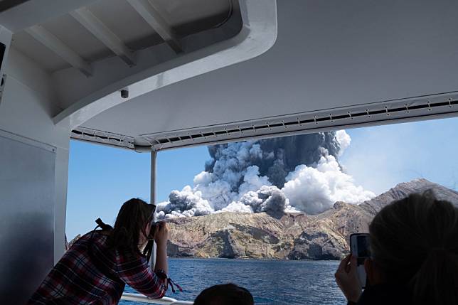 幸運逃離懷特島火山爆發的觀光客，在觀光船上拍下了火山爆發當時的情形，可以看到整座島被燃起的煙塵給包圍。 歐新社/達志影像