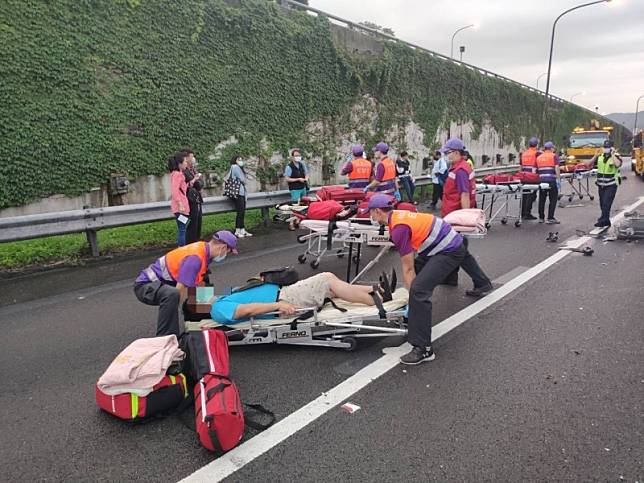 國1北上44公里處清晨發生聯結車與國客運撞擊車禍，造成8人送醫。(消防局提供)