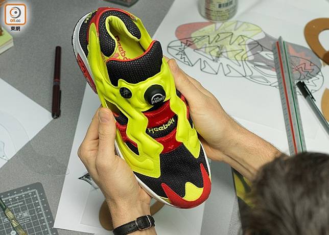 Reebok InstaPump Fury Prototype 94設計是參照當年Steven Smith從來曝光的原型版本打造，最大特色就是刪減鞋舌及鞋踭拉環，令設計更為簡潔。（互聯網）