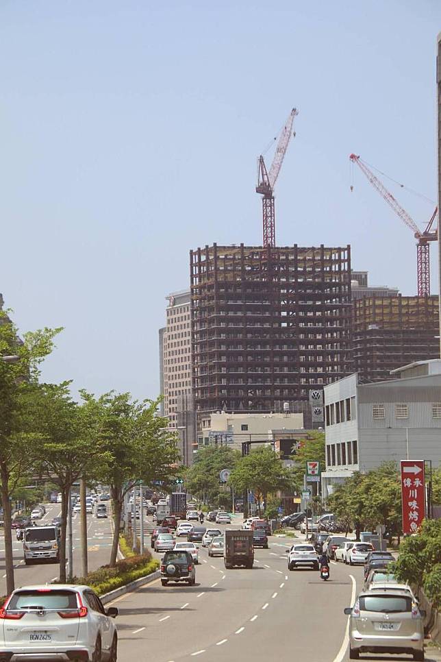 圖中遠方上空有塔吊的建物，就是豐邑機構引發連環新竹縣府被搜索的建案「豐采520」基地所在。(記者黃美珠攝)