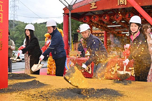 宜蘭縣代理縣長林茂盛（右二）參加宜五線動土儀式。（宜蘭縣政府提供）