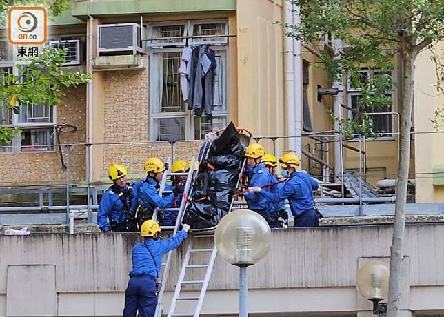 消防協助將遺體移送至地面。(蘇偉明攝)