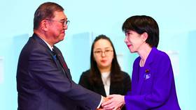 2025年10月4日，高市早苗（右）當選自民黨總裁，與石破茂握手。路透社