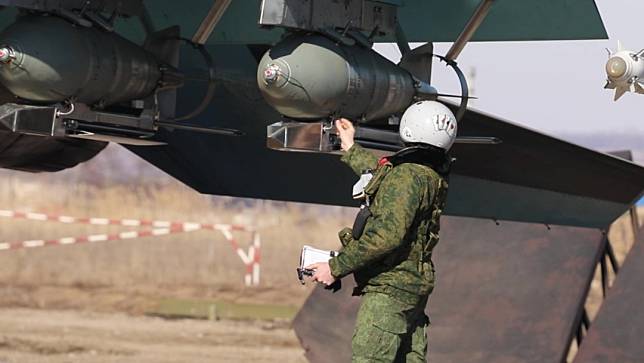 2024年3月8日，俄國空軍檢查一架蘇愷34戰機搭載的FAB-500航空滑翔炸彈。上方圓錐狀是原本的航空炸彈，下方的不鏽鋼組件就是滑翔炸彈的改裝套件。路透社／安納杜魯通訊社