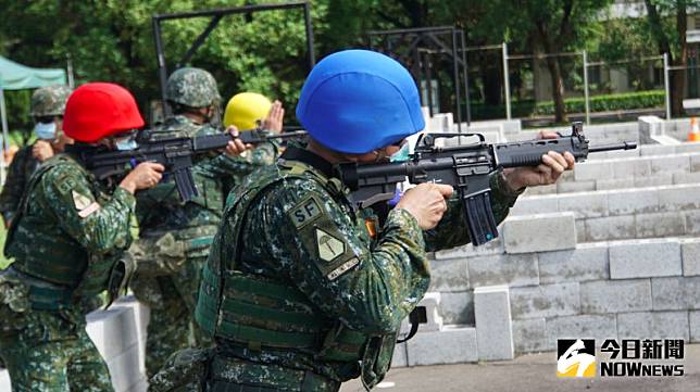 ▲陸軍首度開辦特戰體驗營，其中「CQB限制空間戰鬥」課程，學員在教官指導下，操作T91步槍發射訓練彈，體驗射擊快感。（圖／記者呂炯昌攝.2020.08.05）