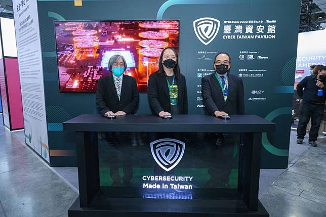數位發展部數位產業署在台灣資安大會中設立的「台灣資安館」今（20）日正式開幕，包括數位部部長唐鳳（中）、數位產業署署長呂正華（右）及iThome發行人詹宏志（左）都實際到場參訪。