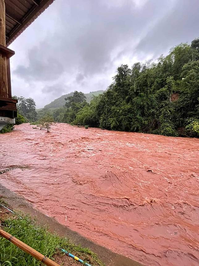 น้ำป่าทะลัก อ.บ่อเกลือ จ.น่านหลังฝนตกหนักนานต่อเนื่อง