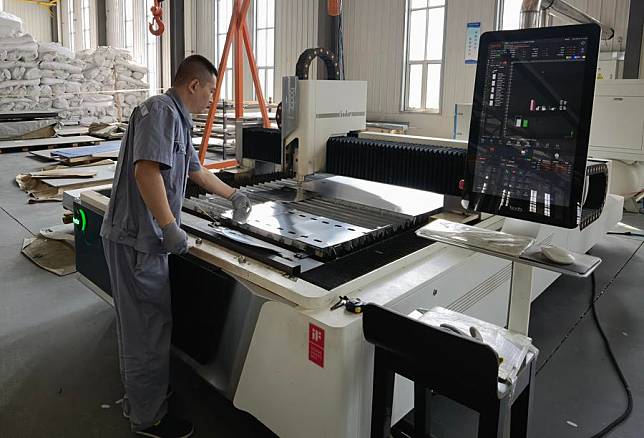 A man works at a workshop in Tianjin Carlieuklima Heat Energy Equipment Manufacturing Co., Ltd., in north China's Tianjin, Sept. 11, 2024. (Xinhua/Song Rui)