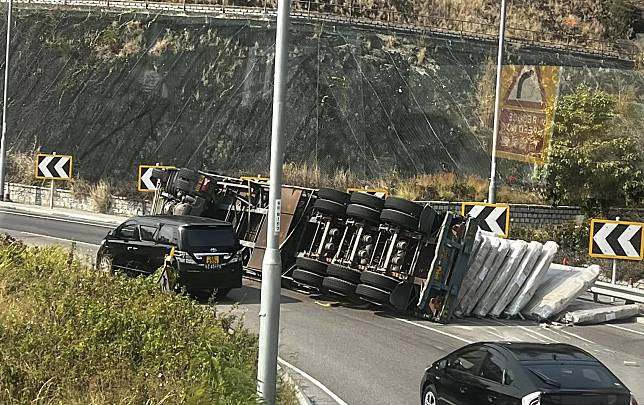 屯赤隧道發生交通意外。（fb「屯門公路塞車關注組」圖片）