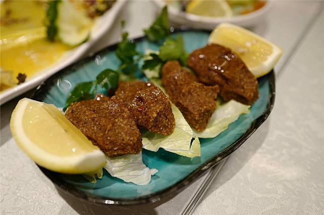 主廚Metin以番茄糊、洋蔥、大蒜、布格麥與土耳其辣椒乾，製成獨具土耳其特色的開胃菜Çiğ Köfte。（圖片來源：美食加TASTER提供）
