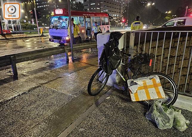 大埔發生小巴撞單車意外。(沈厚錚攝)