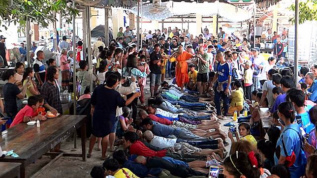 ชาวไทยเชื้อสายกะเหรี่ยงกว่า 4000 คน ร่วมประเพณีเหยียบหลังกะเหรี่ยง