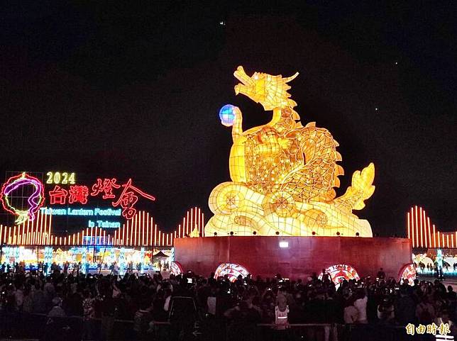 台灣燈會23日晚間贈燈暨試營運，開放民眾參觀，湧入22.3萬人次。(記者吳俊鋒攝)
