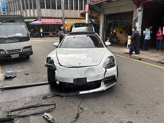 鍾男所駕駛的保時捷跑車車頭毀損。(警方提供)