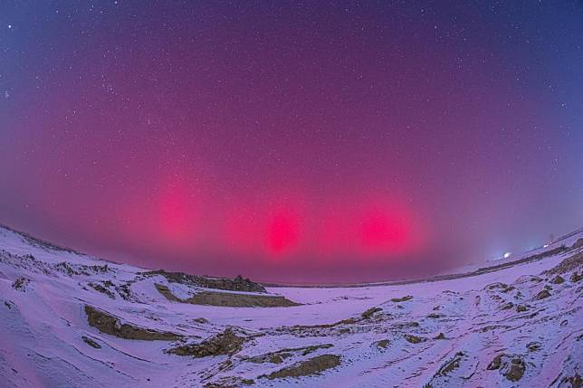 This photo taken on Jan. 2, 2025 shows the aurora seen in Jiamusi City, northeast China's Heilongjiang Province. (Photo by Chen Zhiguo/Xinhua)