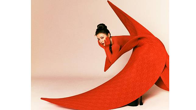 丁噹專輯封面的豔紅特殊造型設計服，宛如上弦月形狀。相信音樂提供