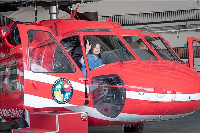 蔡總統前往空勤總隊臺中駐地視察，並登上黑鷹直升機。（總統府提供）