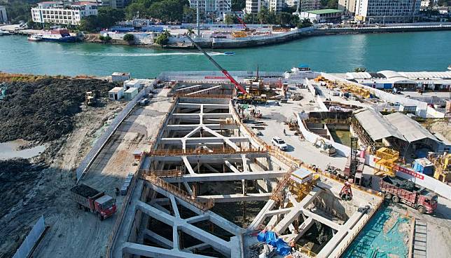 A drone photo shows the construction site of the Sanya River estuary passage project in Sanya, south China's Hainan Province, Jan. 11, 2025. (Xinhua/Yang Guanyu)