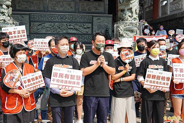 基進黨立委陳柏惟(左三)罷免案將在10月23日登場，而近日有謠言宣稱「陳柏惟曾到大陸應徵主播」。對此，體育主播「啾啾麥」陳宏宜也出面替陳柏惟澄清當年考體育主播的真相。(記者何宗翰攝)