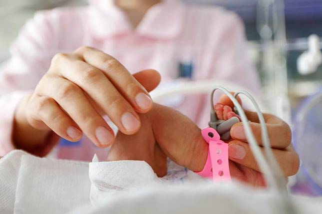 A nurse works at the neonatal intensive care unit (NICU) in a hospital in Suqian City, east China's Jiangsu Province, May 12, 2024. (Photo by Xu Changliang/Xinhua)