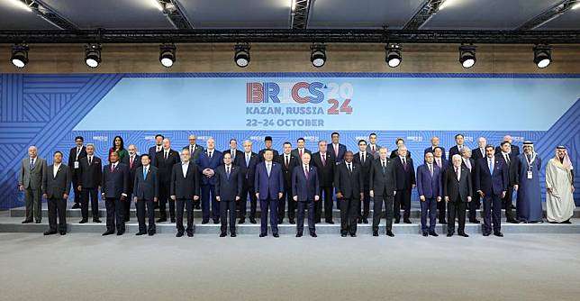 Chinese President Xi Jinping poses for a group photo with other leaders and representatives attending the &ldquo;BRICS Plus&rdquo; leaders' dialogue in Kazan, Russia, Oct. 24, 2024. (Xinhua/Yao Dawei)