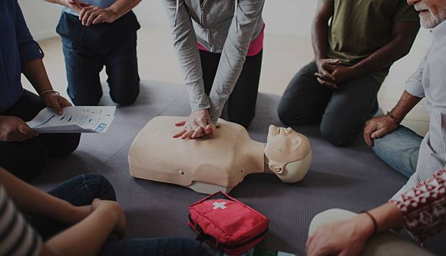รู้แล้วต้องแชร์! วิธีทำ CPR และการใช้เครื่อง AED ช่วยเหลือผู้ป่วยที่หัวใจหยุดเต้น