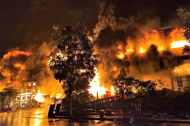 台南市柳營科工區一家資源回收工廠十七日凌晨發生大火。（讀者提供）