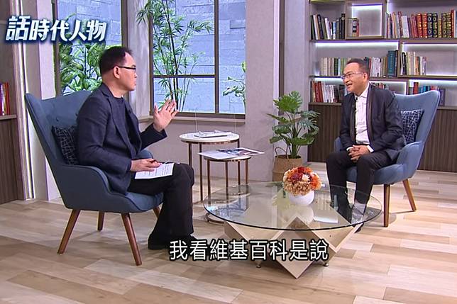 鄭弘儀(左)與孔鏘在節目中暢聊人生。(翻攝自《話時代人物》YT)